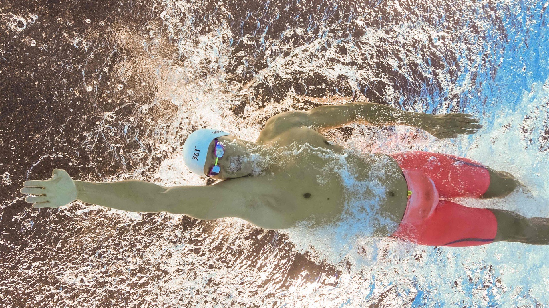 爱游戏综合娱乐-英超最燃比赛：上下半场不断反转，高潮迭起，英超最精彩比赛